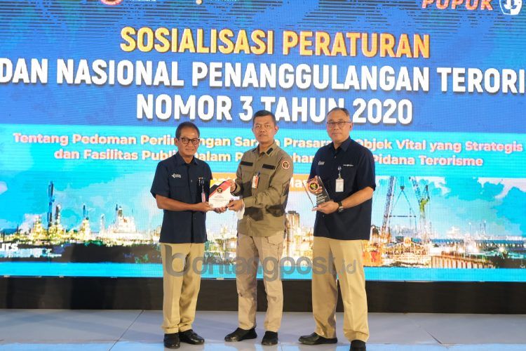 Direksi Pupuk Kaltim bersama Direktur Perlindungan BNPT Imam Margono (tengah).