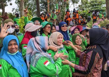 Ratusan Pasukan Kuning Sambut Kedatangan Piala Adipura Kencana