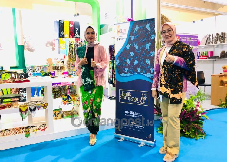 Sasie Twedy Nasution (kiri) bersama Ketua Dekranasda Kota Bontang Hapidah Basri Rase di booth Batik Sampoang. (Ist)