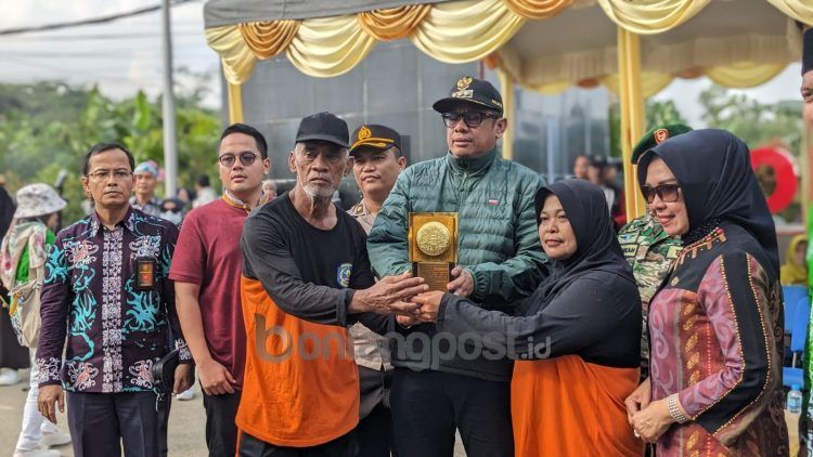 Penyambutan piala adipura kencana di Tugu Selamat Datang Bontang