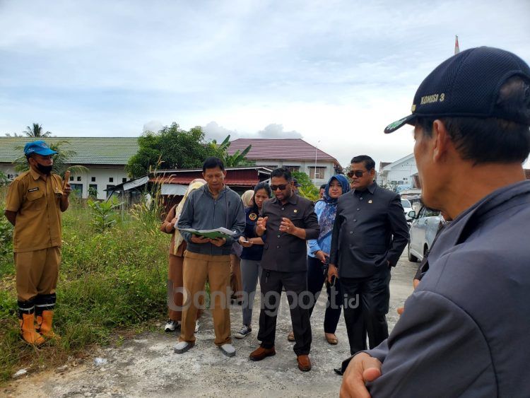 Komisi III DPRD Bontang dan DInas Lingkungan Hidup saat melakukan kunjungan kerja ke lokasi yang nantinya akan digunakan untuk membangun laboratorium lingkungan (Lutfi Rahmatunnisa'/bontangpost.id)