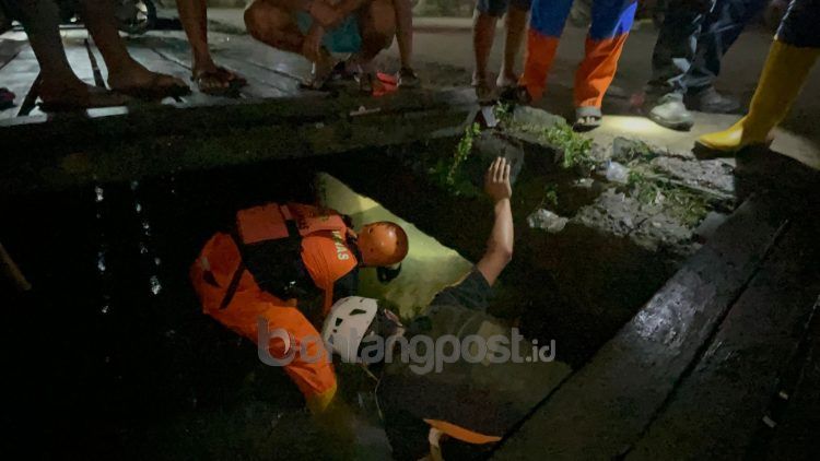 Basarnas melakukan penyisiran di parit gorong-gorong tempat diduga jatuhnya korban