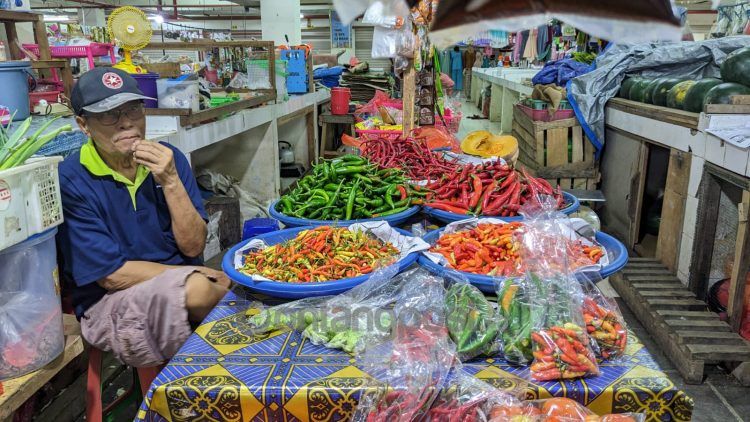 Harga cabai lokal melambung di pasar tradisional (Nasrullah/bontangpost.id)