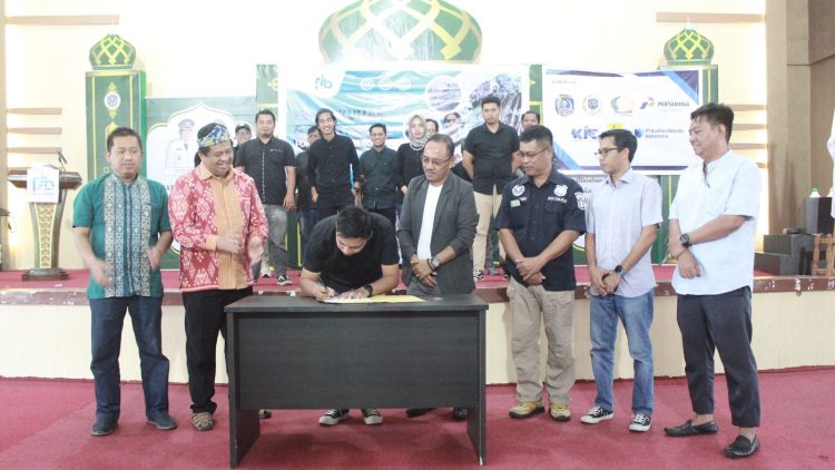 Ketua Forum Jurnalis Bontang (FJB) Herdi Jaffar menandatangani SK Pengukuhan pengurus FJB Periode 2022-2024