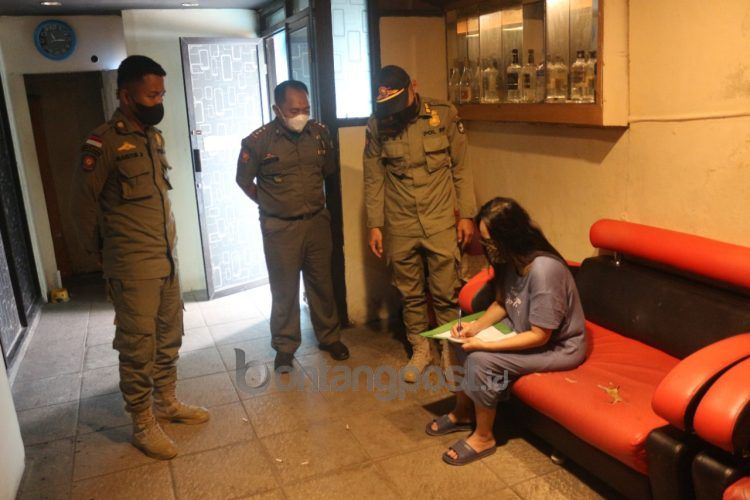 Satpol PP Bontang tetap pantau THM di Bontang dengan melakukan patroli selama perayaan Hari Raya Iduladha