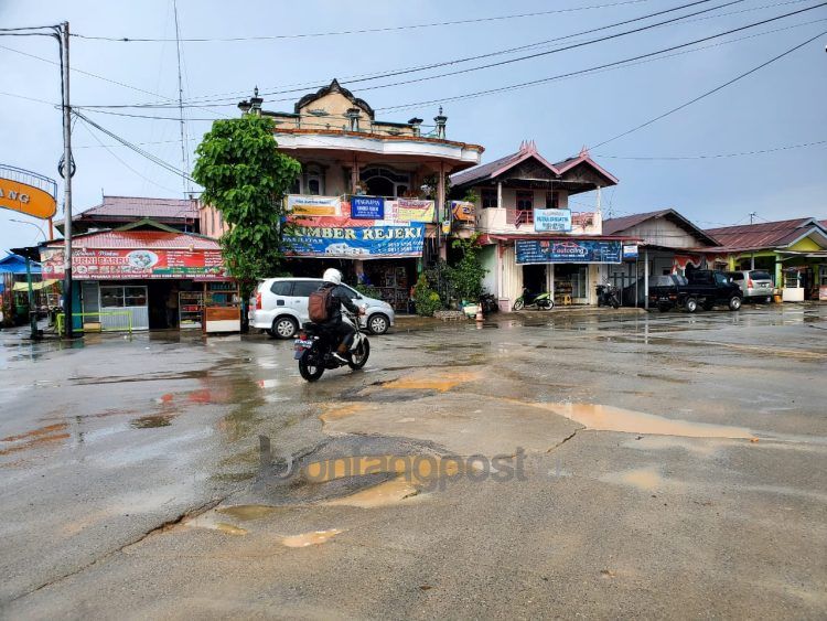 Banyak jalan berlubang menuju Pelabuhan Loktuan