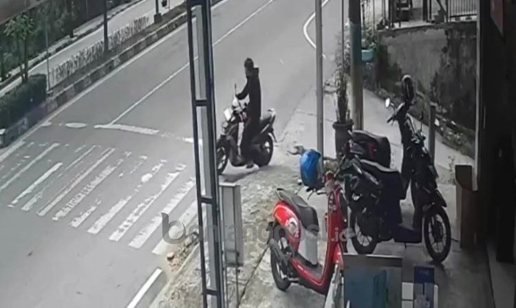 Maling motor di Gunung Elai terekam CCTv