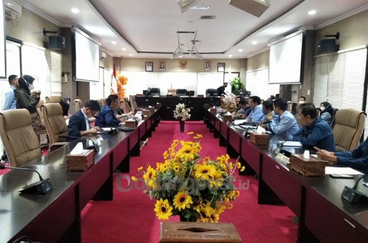 Rapat komisi II DRPD Bontang dengan Perumda Tirta Taman (Jelita/bontangpost.id)