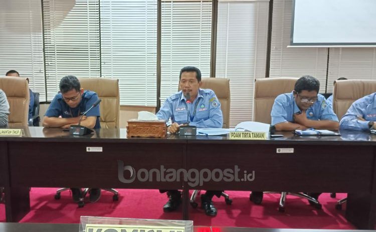 Dirut Perumda Tirta Taman (tengah) saat menghadiri rapat perihal pasokan air bawah tanah bersama DPRD Bontang