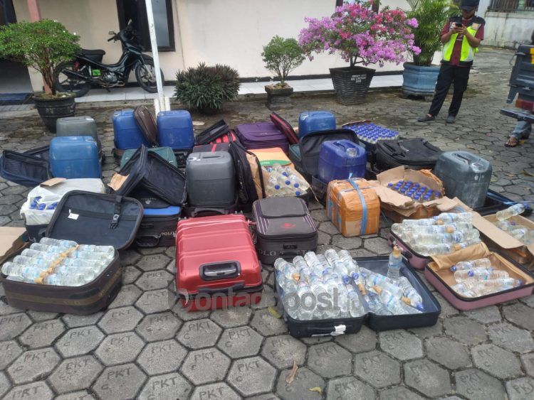 Ribuan botol miras disita polisi di Pelabuhan Loktuan