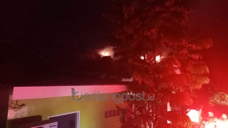 Atap rumah warga Perumahan Bukit Sintuk terbakar (PPID Disdamkartan Bontang)