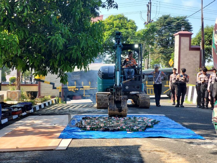 Miras sitaan Polres Bontang dimusnahkan (Lutfi Rahmatunnisa'/bontangpost.id)