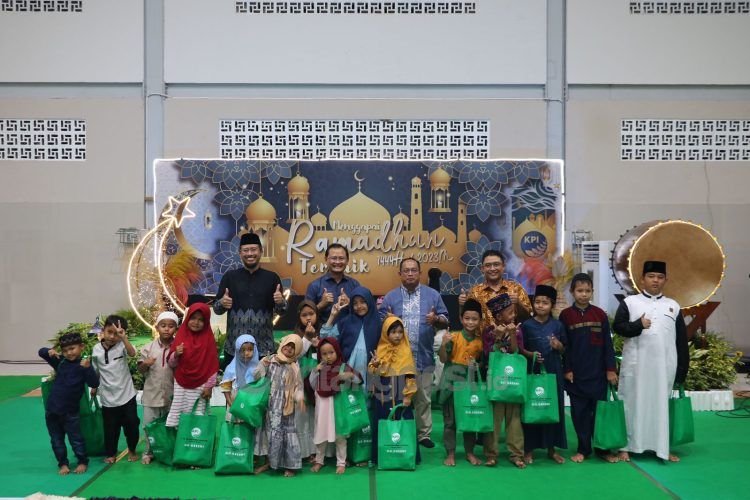 Pemberian 1.000 paket sembako kepada anak yatim dan duafa. (Ist)