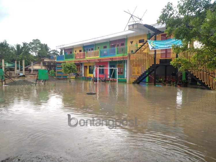 SD 2 Muhammadiyah terendam banjir (Jelita/bontangpost.id)