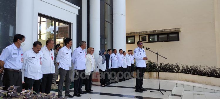 Wali Kota Basri pimpin apel sebelum mengecek kehadiran ASN di hari pertama kerja (Lutfi Rahmatunnisa'/bontangpost.id)