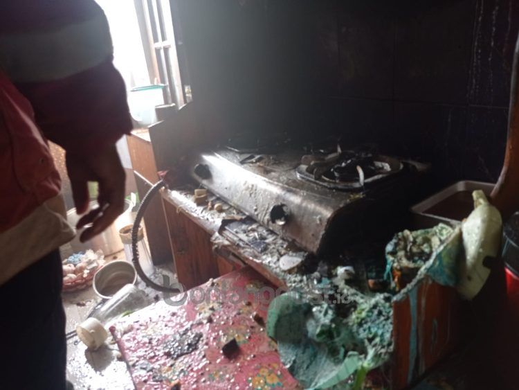 Dapur warga Loktuan terbakar, warga berhasil padamkan api (Disdamkartan Bontang)