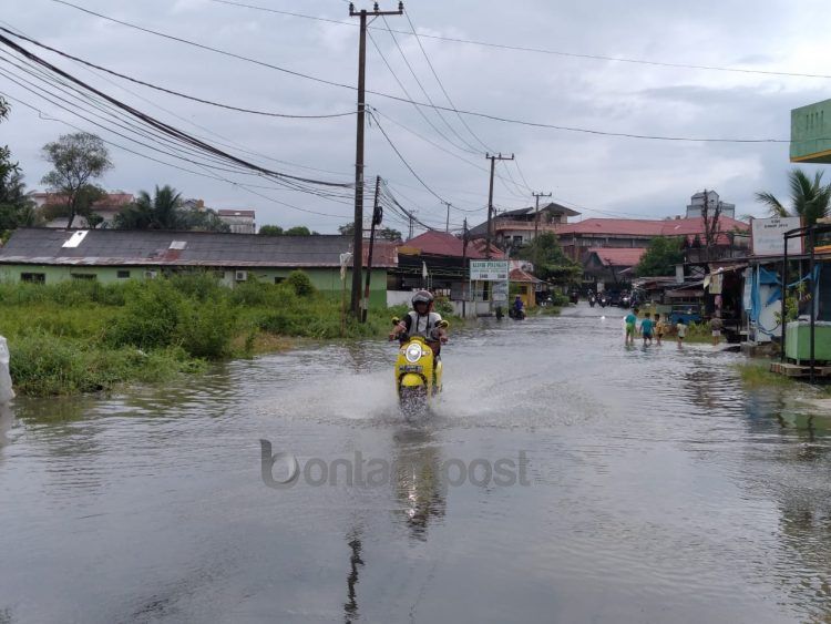 Banjir di Jalan Kemakmuran atau jalan tembus Pisangan membuat sejumlah kendaraan mogok (Jelita/bontangpost.id)
