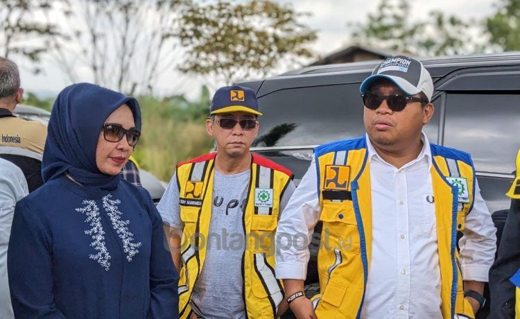 Kepala BPJN Kaltim Junaidi didampingi Komisi V DPR RI Irwan Fecho dan, Wakil Wali Kota Bontang Najirah saat meninjau jalan di Bontang Lestari  (Nasrullah/bontangpost.id)