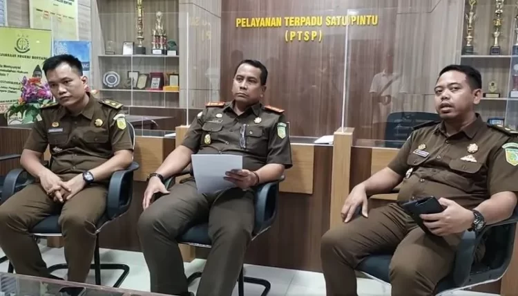Kepala Kejaksaan Negeri Bontang Syamsul Arif (tengah)