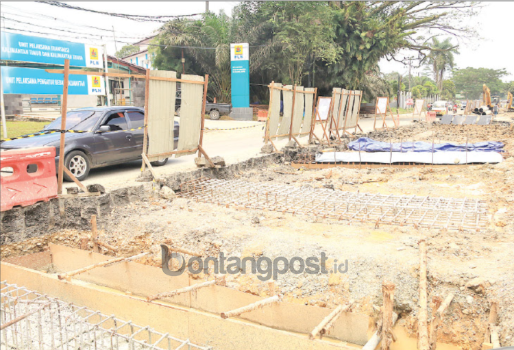 Perbikan jalan terus dilakukan di jalan poros. Termasuk jalur yang digunakan untuk mudik. (Fuad Muhammad/KP)