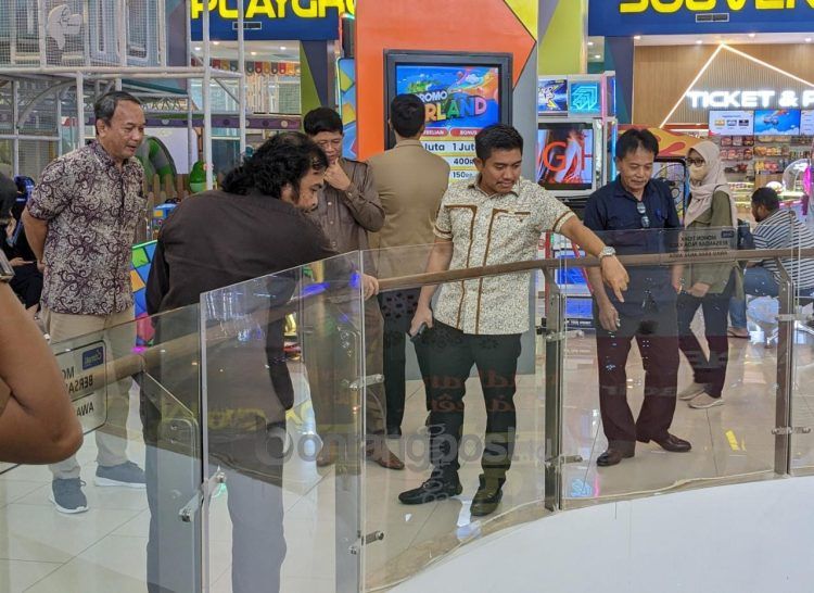 DPRD Bontang lakukan kunjungan lapangan ke BCM, dan mendapati sejumlah fasilitas yang kurang safety, salah satunya pembatas kaca tanpa teralis besi (Nasrullah/bontangpost.id)