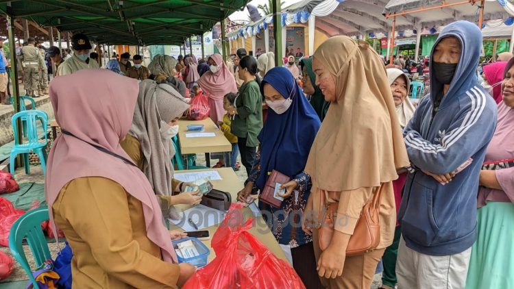 Pasar murah di TPI Tanjung Limau diserbu warga (Nasrullah/bontangpost.id)