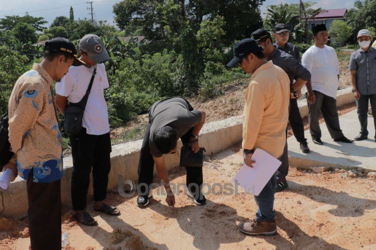 Komisi III DRPD Bontang saat melakukan peninjauan lapangan ke gedung Uji Kir di Bontang Lestari (Humas DPRD Bontang)