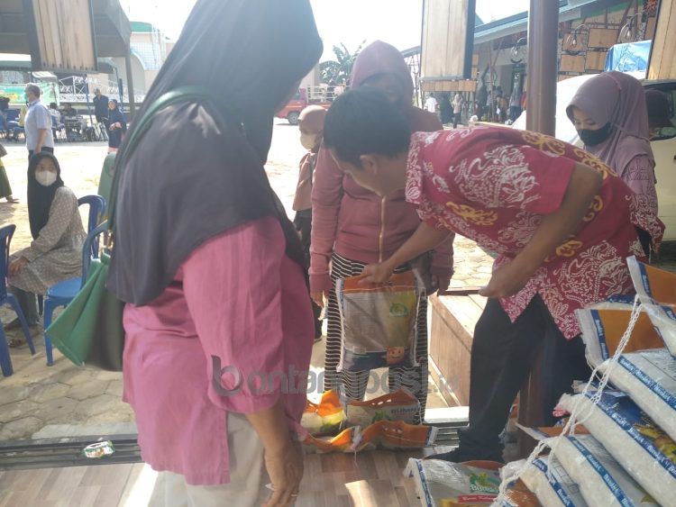 Beras bulog paling banyak diincar di Pasar murah Parikesit (Jelita/bontangpost.id)