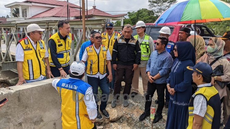 Kepala BPJN Kaltim Junaidi didampingi Komisi V DPR RI Irwan Fecho dan, Wakil Wali Kota Bontang Najirah saat meninjau jembatan di KM 5 jalan poros Bontang (Nasrullah/bontangpost.id)