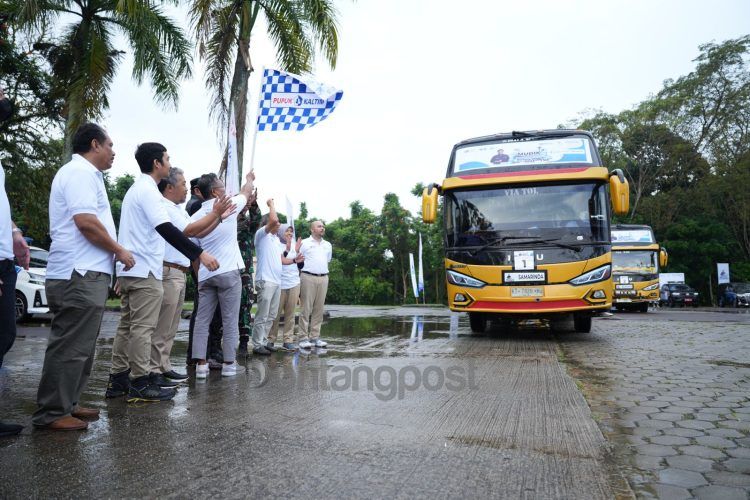 Para pemudik dilepas secara resmi Manajemen Pupuk Kaltim, bersama Wali Kota Bontang Basri Rase di halaman parkir GOR Pupuk Kaltim