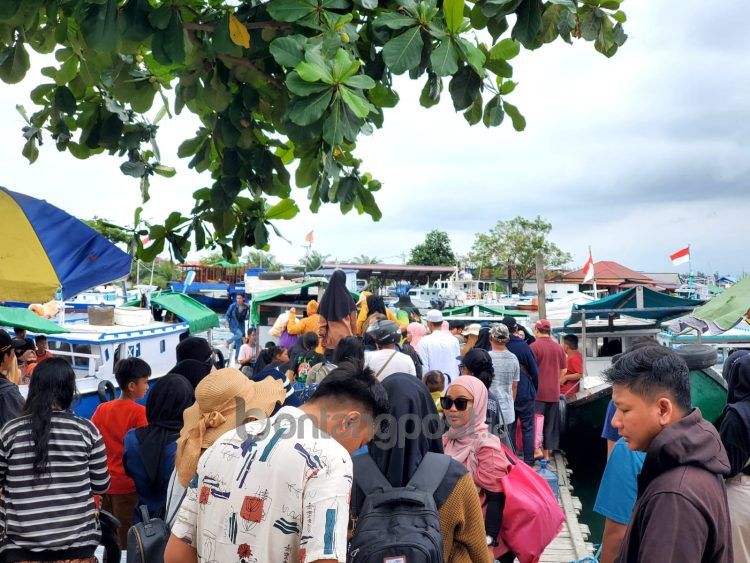 Wisatawan berbondong-bondong mengunjungi Pulau Beras Basah (Lutfi Rahmatunnisa'/bontangpost.id)