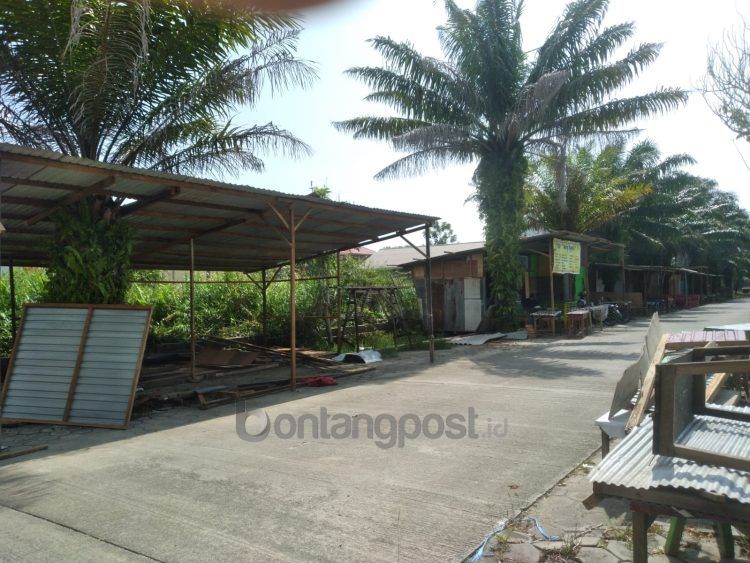 Banyak material lapak seperti seng dan kayu milik pedagang Lang-Lang raib diduga curi (Jelita/bontangpost.id)