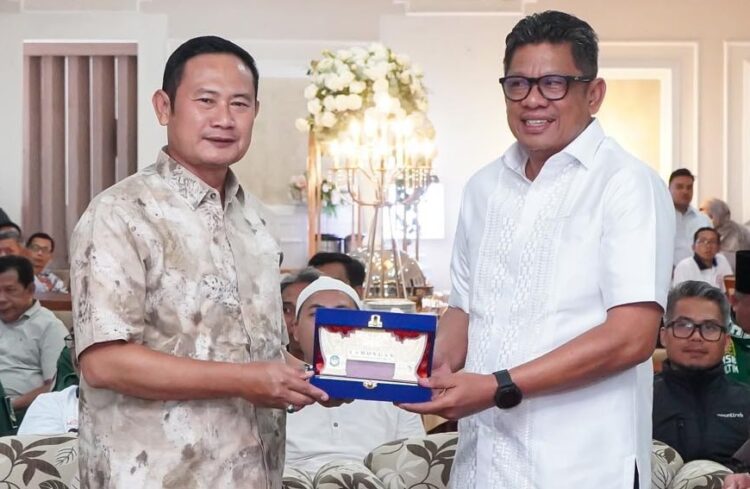 Kedatangan Wali Kota Bontang Basri Rase disambut hangat Bupati Lamongan Yuhronur Efendi