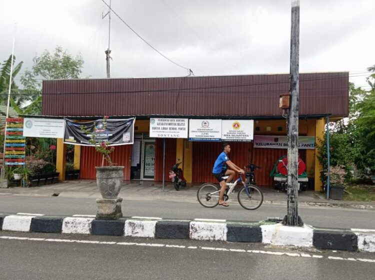 Kantor Kelurahan Berbas Pantai yang saat ini ditempati masih terkendala status lahan, sehingga pembangunan tidak bisa dilanjut.