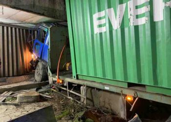 Truk kontainer bermuatan bahan makanan menabrak pengendara sepeda motor hingga meninggal di turunan Muara Rapak Balikpapan
