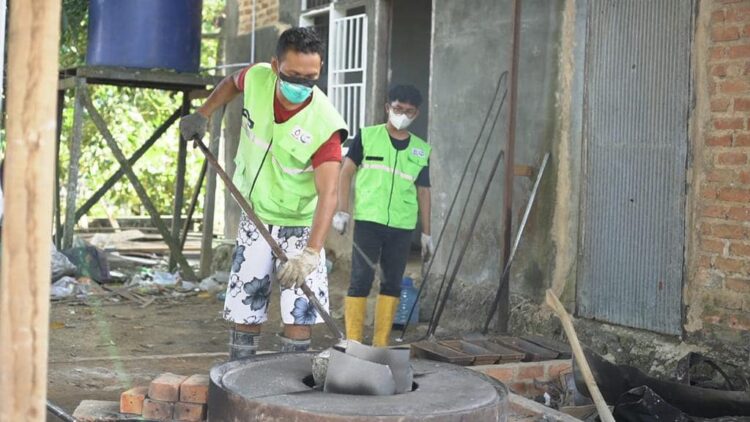 Proses peleburan alumunium menjadi baling-baling kapal