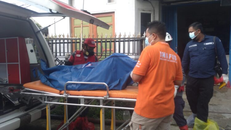 Tim Inafis mengevakuasi mayat pria lansia di Jalan Pattimura (Jelita/bontangpost.id)