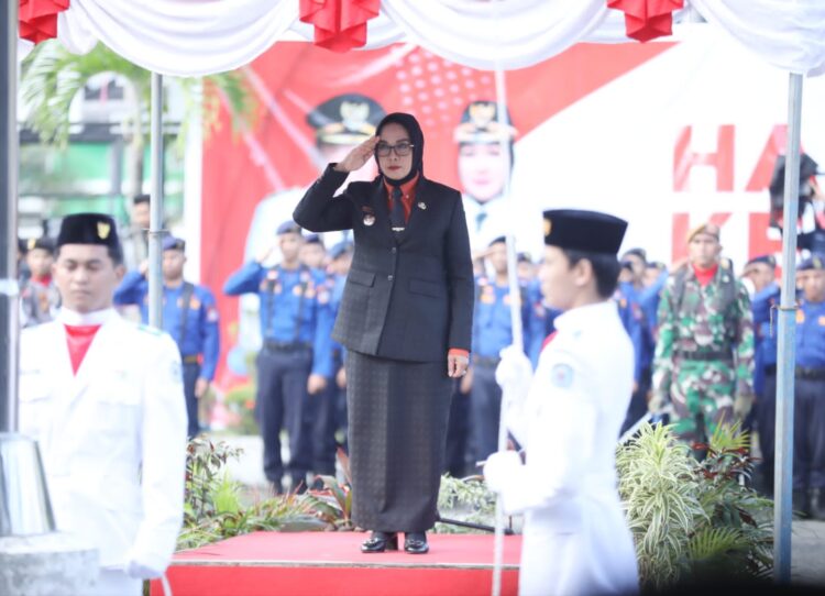 Najirah pimpin upacara peringatan Hari Kebangkitan Nasional yang diadakan di halaman gedung DPMPTSP pada Senin, (22/5/2023).