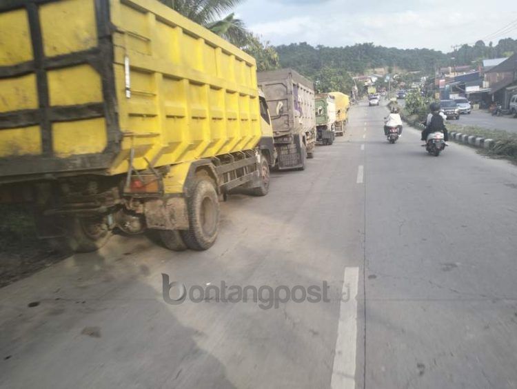 Truk yang biasa mengangkut hasil olahan tambang. (ilustrasi)