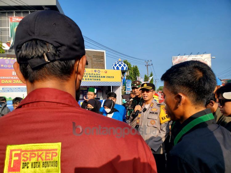 Aksi May Day di simpang Ramayana Bontang (Lutfi Rahmatunnisa'/bontangpost.id)