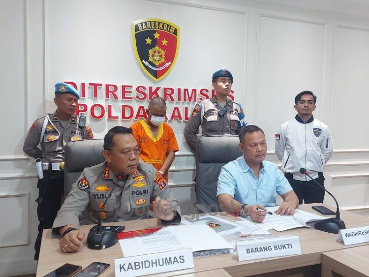 Kabid Humas Polda Kaltim Komisaris Besar Yusuf Sutejo (kiri) didampingi Wakil Direktur Reserse Kriminal Khusus Polda Kaltim AKBP Amri Siahaan (kanan) saat menunjukkan barang bukti kasus penyebaran konten asusila, Selasa (2/5) siang.