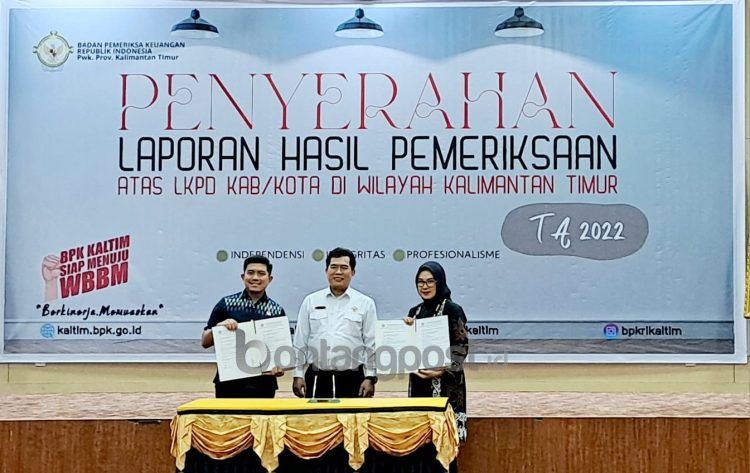 Penghargaan WTP diterima Wawali Najirah didampingi Ketua DPRD Andi Faizal Sofyan Hasdam