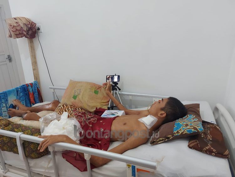 Gede Valentine Aditya hanya bisa terbaring di atas ranjang. Pemuda 23 tahun ini divonis lumpuh setelah mengalami patah tulang leher akibat kecelakaan di Kecamatan Kelay, Kabupaten Berau, 17 November 2022 lalu.