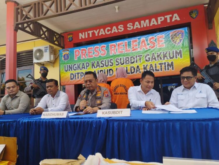 Kabid Humas Polda Kaltim Kombes Yusuf Sutejo memberikan keterangan terkait pengungkapan kasus kosmetik ilegal kepada wartawan di Mako Dit Polairud Polda Kaltim. (Foto : Erik Alfian / Prokal.co)