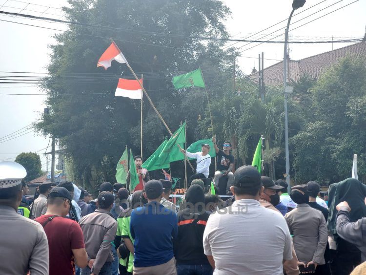 Buruh dan mahasiswa menggelar aksi May Day di simpang Ramayana (Lutfi Rahmatunnisa'/bontangpost.id)