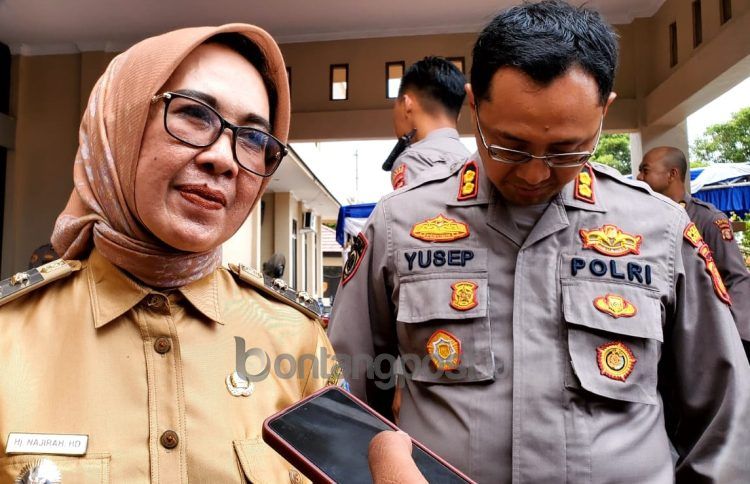 Wawali Najirah (kiri) memastikan menonaktifkan oknum honorer yang telah mengakui adanya kejadian pelecehan seksual terhadap anak tirinya (Lutfi Rahmatunnisa'/bontangpost.id)