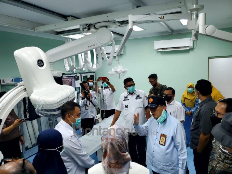 Tenaga Ahli Utama Kedeputian II Bidang Pembangunan Manusia KSP mengecek Cath Lab yang ada di RSUD Taman Husada Bontang (Lutfi Rahmatunnisa'/bontangpost.id)