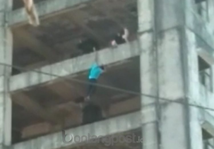Tangkapan layar video amatir remaja terjatuh dari lantai 8 gedung kosong di Balikpapan Timur.