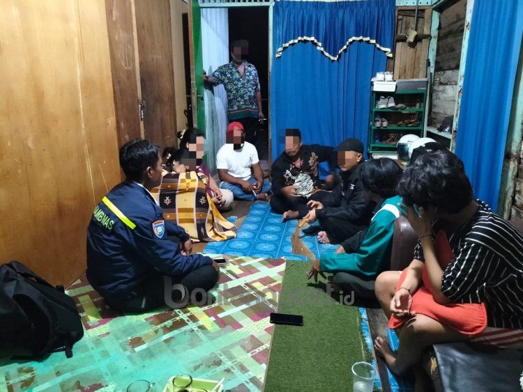 Bhabinkamtibmas Berebas Tengah Aipda Rudi Antoro mendatangi rumah warga yang didobrak oleh pria mabuk