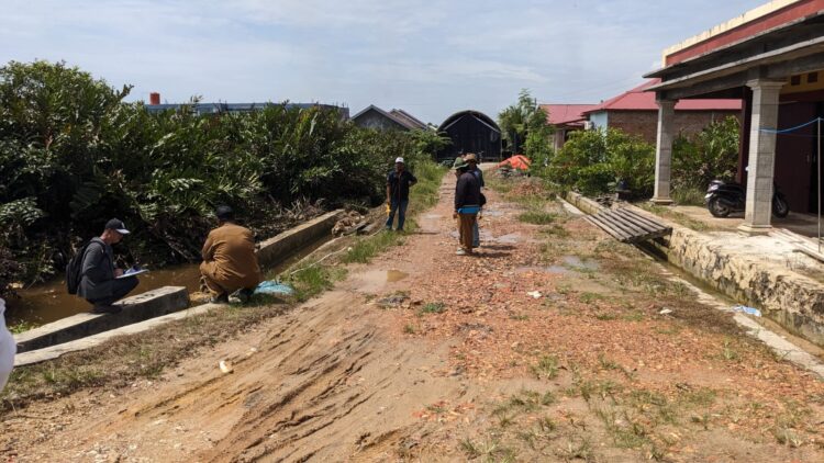 Jalan alternatif warga Guntung yang bisa dilalui saat banjir akan dicor bulan depan (Nasrullah/bontangpost.id)